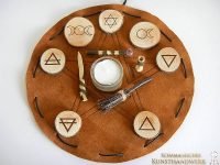 Reise-Altar Wicca mit Elementsymbolen auf Lederbeutel